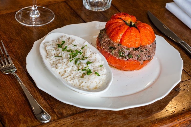 Une tomate farcie servie avec son riz aux herbes.